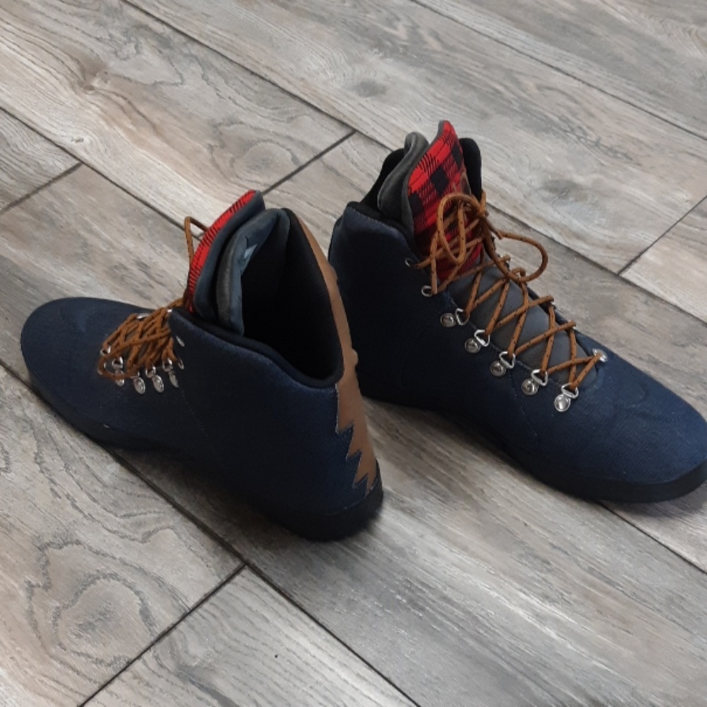 Shoes - Picture 5 of 7